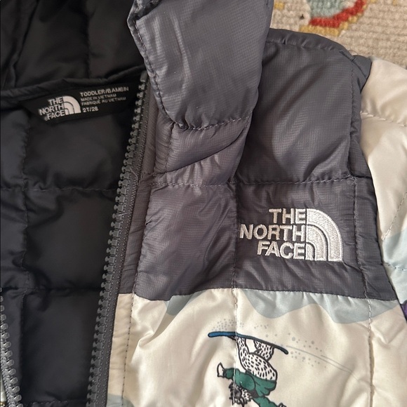 The North Face Kids' Gray and White Patterned Jacket - Picture 2 of 6